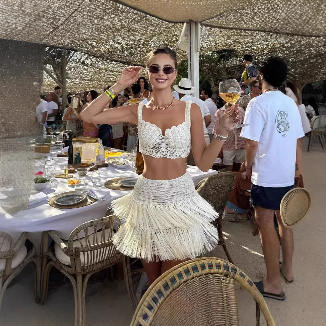 

Купальники бикини, сексуальная мини-юбка, костюмы из двух предметов, вязаные укороченные топы, наряды для пляжной вечеринки, женские новые роскошные топы с кисточками и лямкой на шее