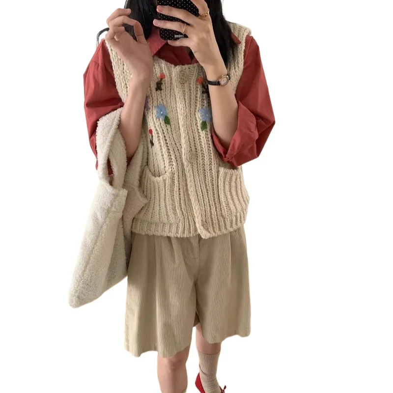 

Advanced Round Neck Cartoon Embroidered Knitted Vest Cardigan Top for Women's Autumn Loose Soft and Sticky Sweater Vest