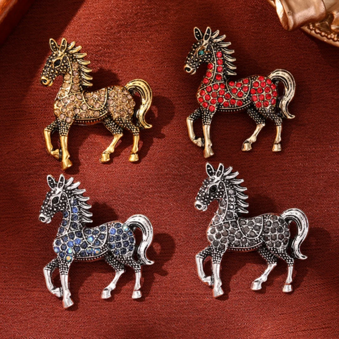 حجر الراين التلبيب دبوس خمر الحصان التلبيب دبوس زودياك الحيوان بروش معقدة مجوهرات بروش الإكسسوار لقبعات هدايا السنة الجديدة