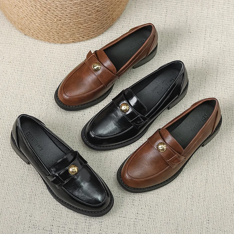 

Туфли женские на плоской подошве, искусственная кожа, резиновая обувь с металлическим украшением, классические, средней высоты