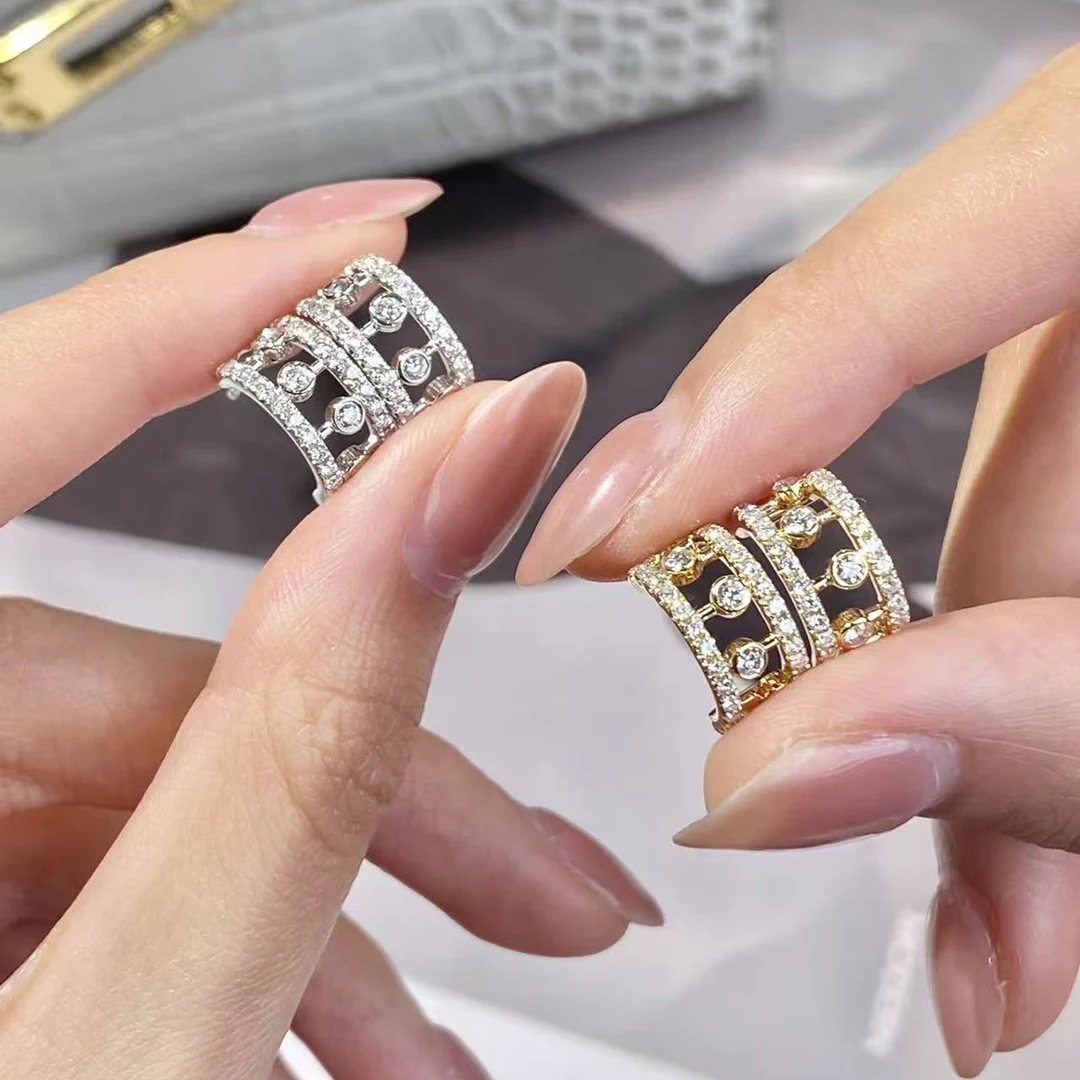 

Классические женские серьги из серебра 925 пробы, доступны в различных вариантах, с дизайном в виде ажурного узора с бриллиантами.