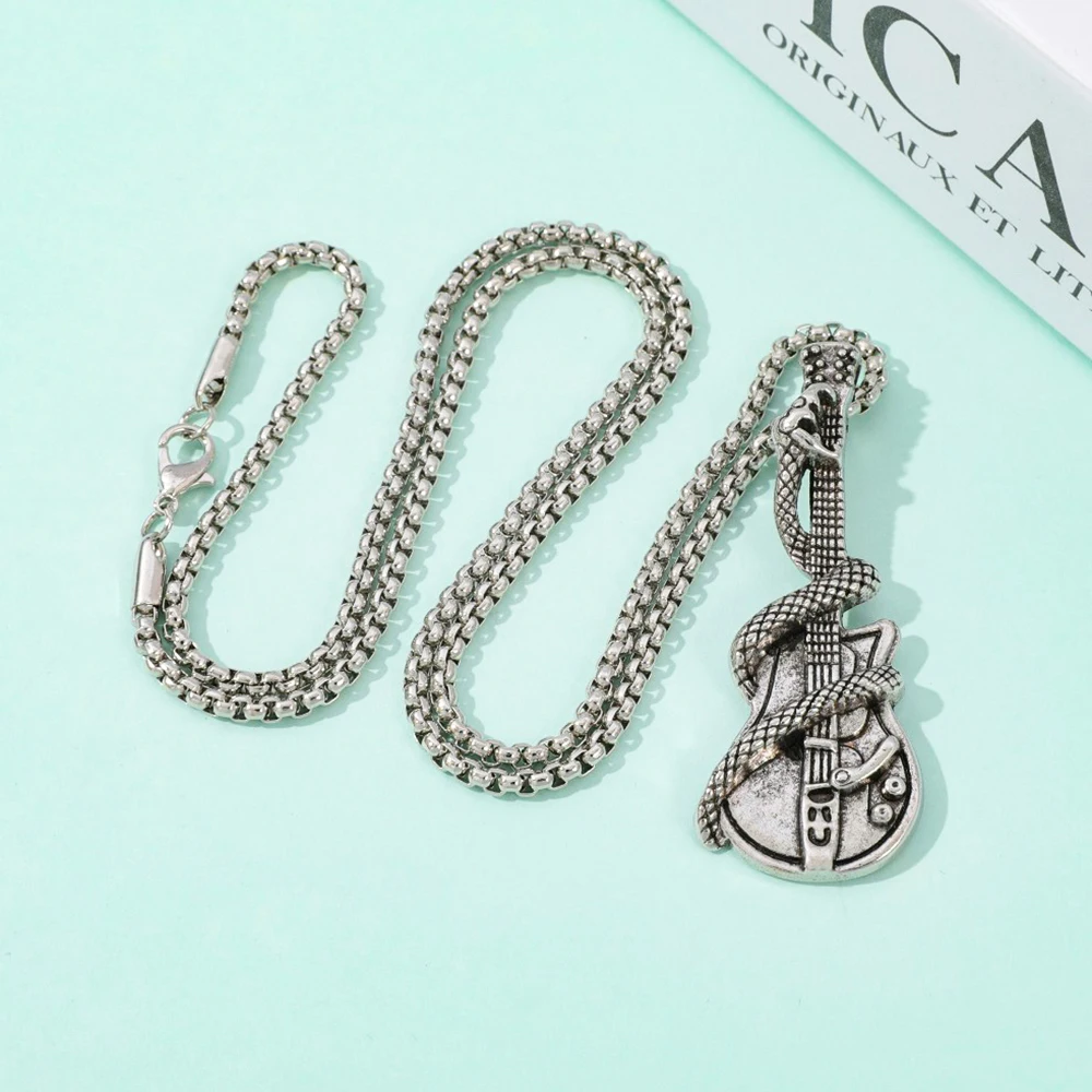 Colar com pingente de cobra e  - Vintage Item avaliação e preço
