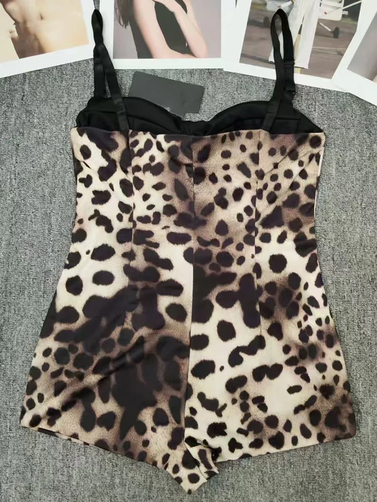 Costume da bagno intero con coppa superiore a tubo con cinturino leopardato sexy retrò 2025 estate nuovo temperamento sottile senza schienale Joker top intero femminile.