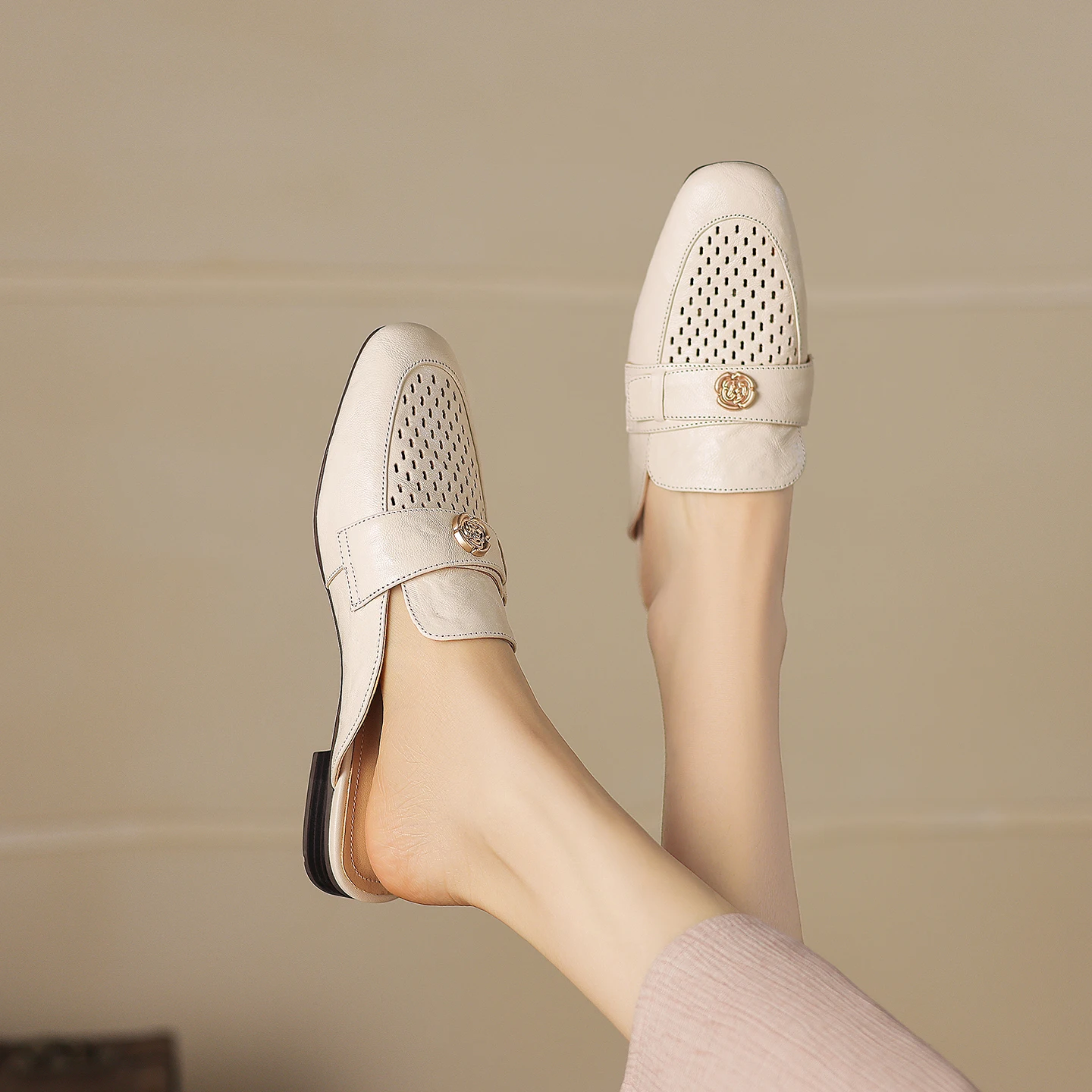 

Fashion Women Casual Slippers Hollow Out Low Heels Genuine Leather Covered Toe Mules Comfortable Women Flats Office Party Dress