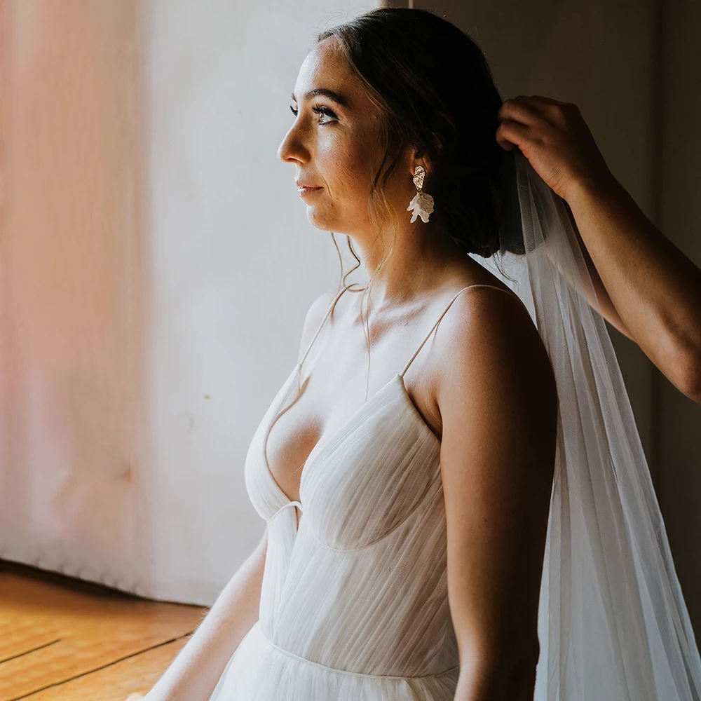 السباغيتي الأشرطة المتدرج مطوي تول مفتوح الظهر ثوب زفاف مخصص المنخفضة قطع الخامس الرقبة شبكة فرشاة قطار ريفي فستان الزفاف