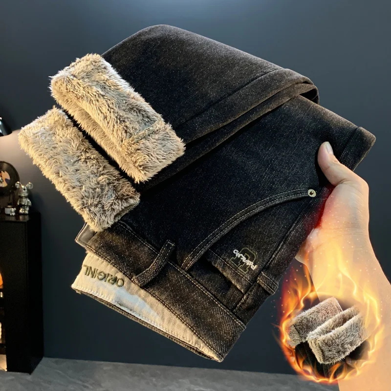 جينز مخملي سميك عالي الجودة للرجال شتوي جديد بنطال ذو قصة ضيقة بأرجل صغيرة، سروال رجالي غير رسمي مقاوم للبرد ودافئ