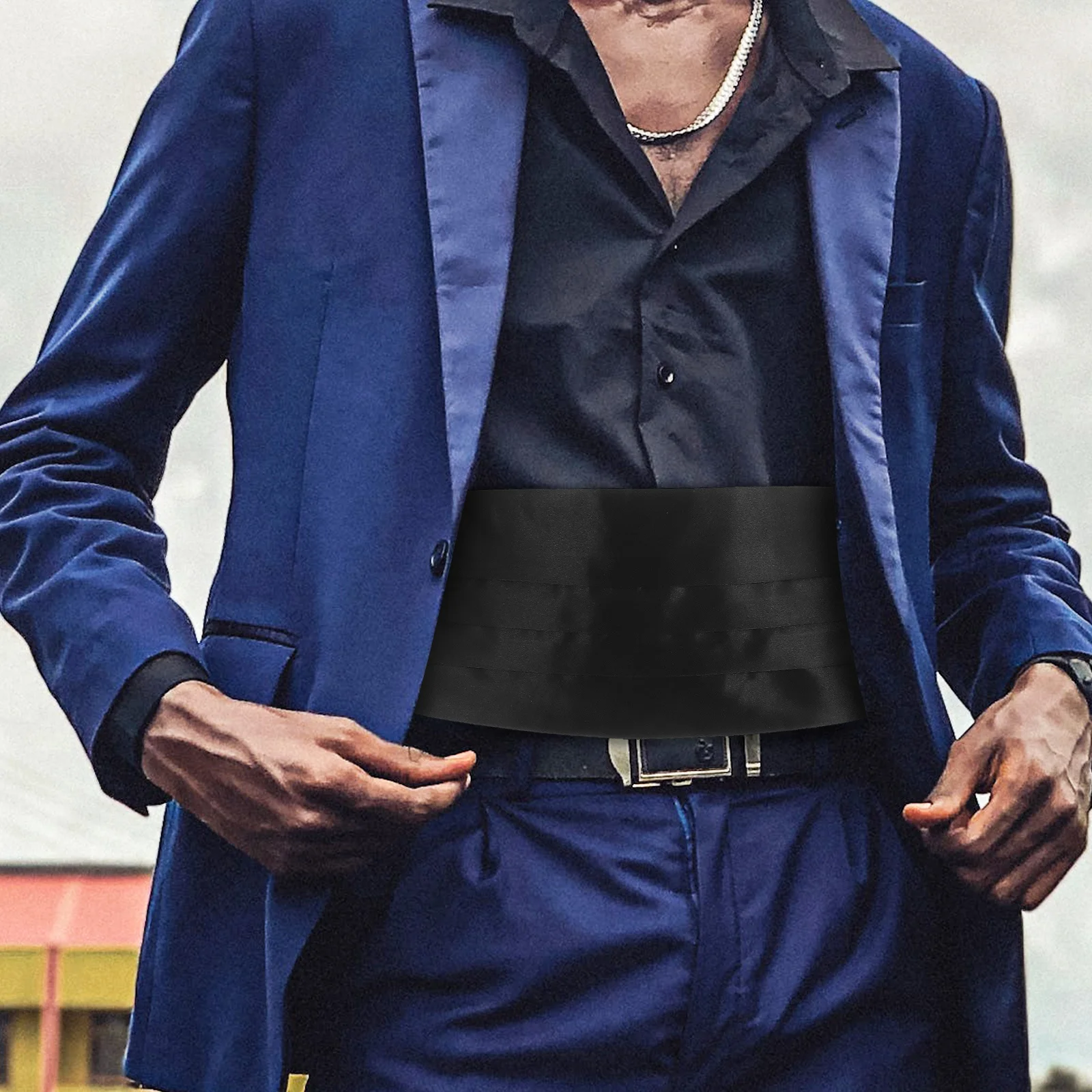 ชุดเครื่องแต่งกายทางการ 1 ชุด ประกอบด้วย สายคาดเอว โบว์ไท ผ้าเช็ดหน้า สำหรับงานฉลองครบรอบ งานวันเกิด