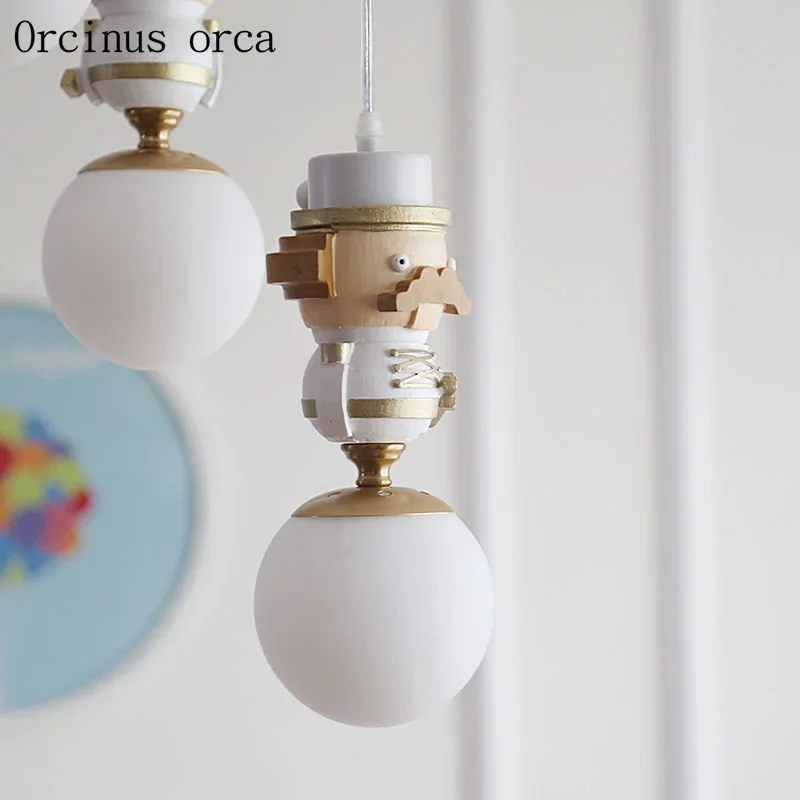 

British creative cartoon King chandelier boys and girls bedroom children's room lights Nordic art dolls chandeliers