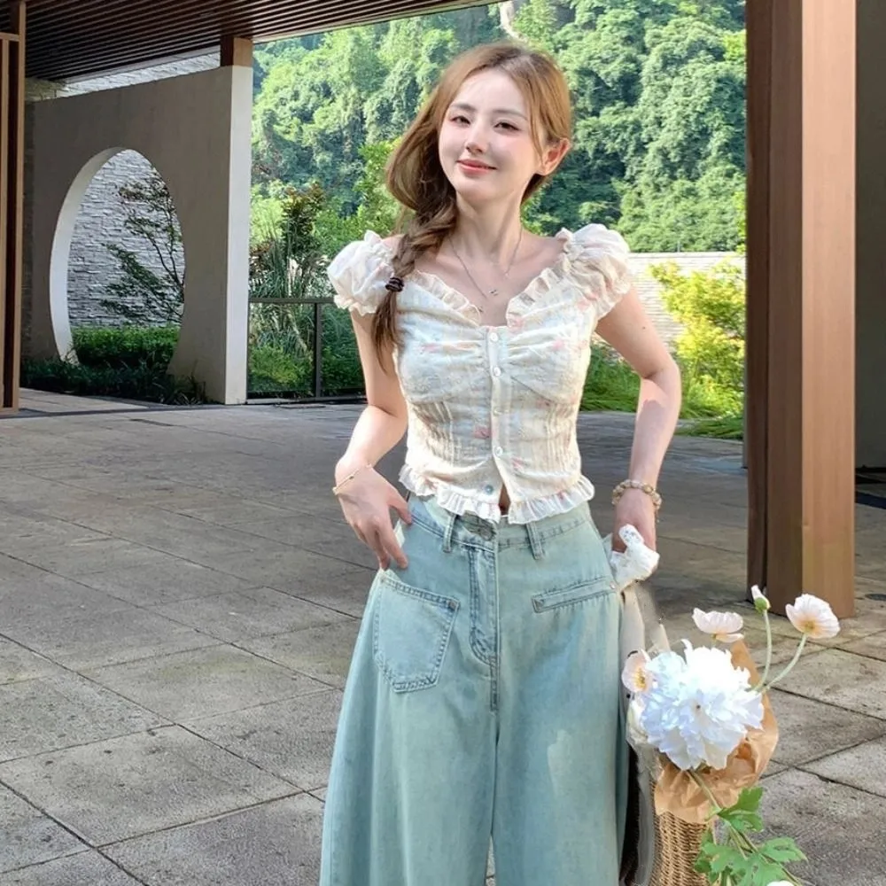 Plisowana bluzka crop top z bufiastymi rękawami, dopasowany krój, haftowane kwiaty, odkryte ramiona, falbanki, słodka bluzka damska na lato.