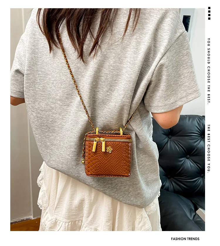 

Women's bag new European and American fashion snake pattern personalized handbag niche versatile retro messenger box bag