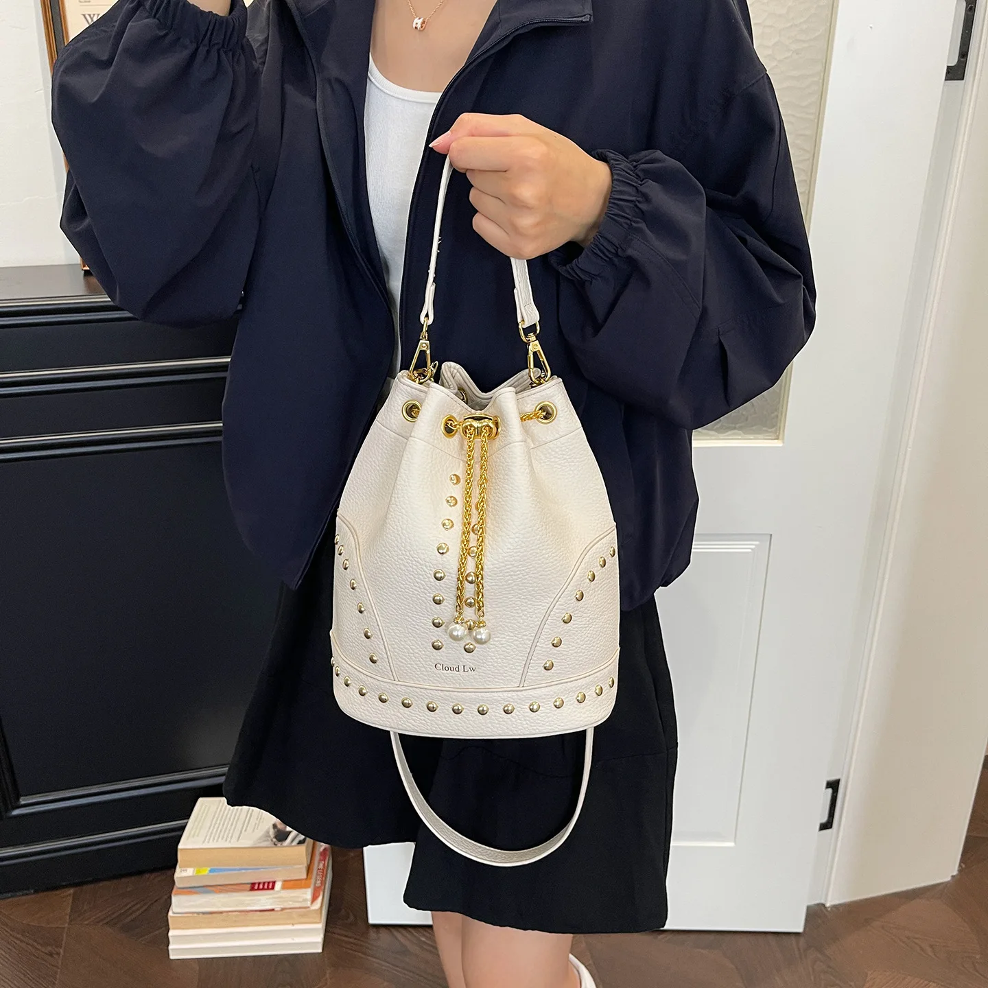 Fashion rivets Bucket Shoulder bag for Women Crossbody Bag Simple design handbag Drawstring Lady Tote Chain Messenger Bag bolsas