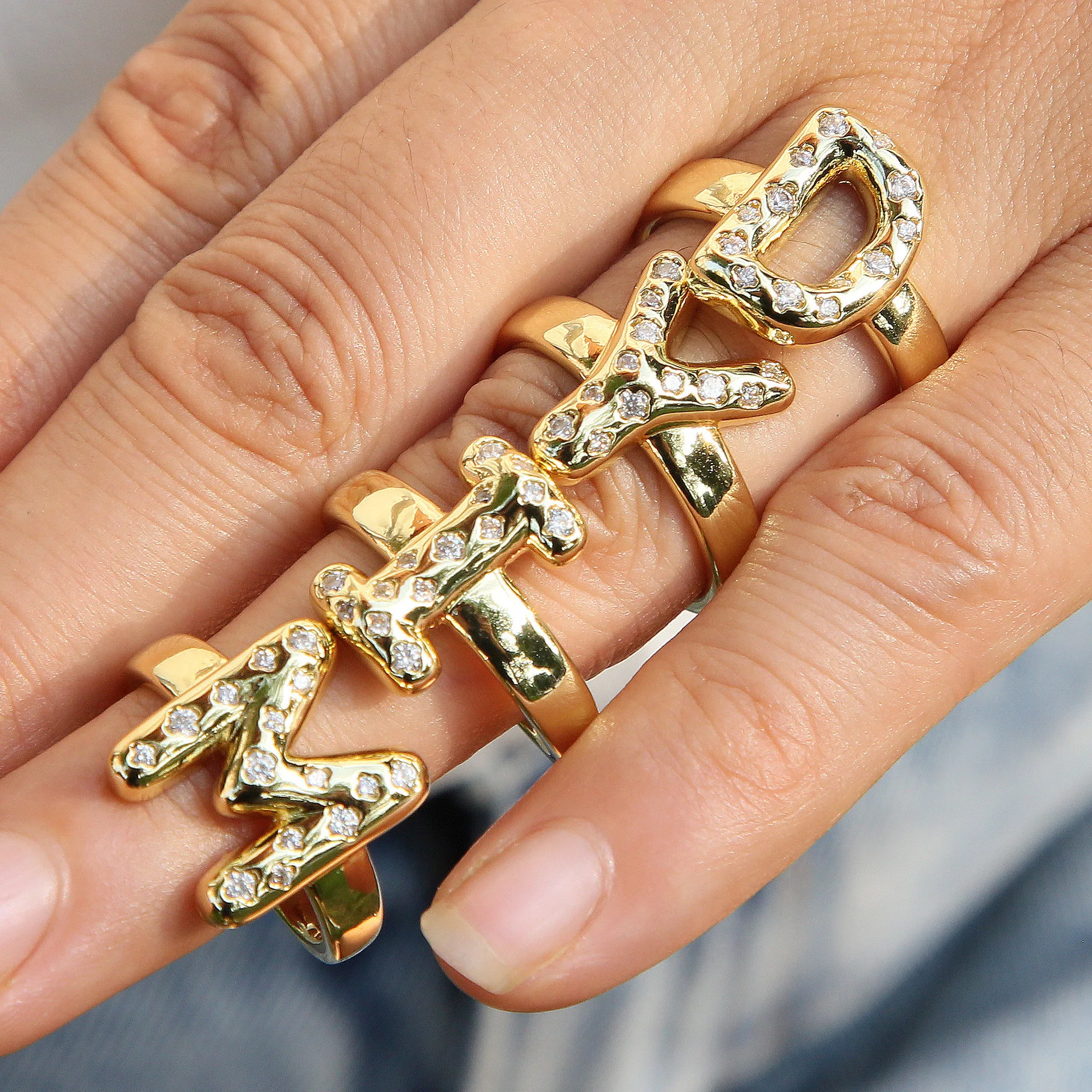 女性のための繊細な初期クリスタル象眼細工の指輪,金色の文字,アルファベットA-Z 26,パーソナライズされたジュエリーギフト