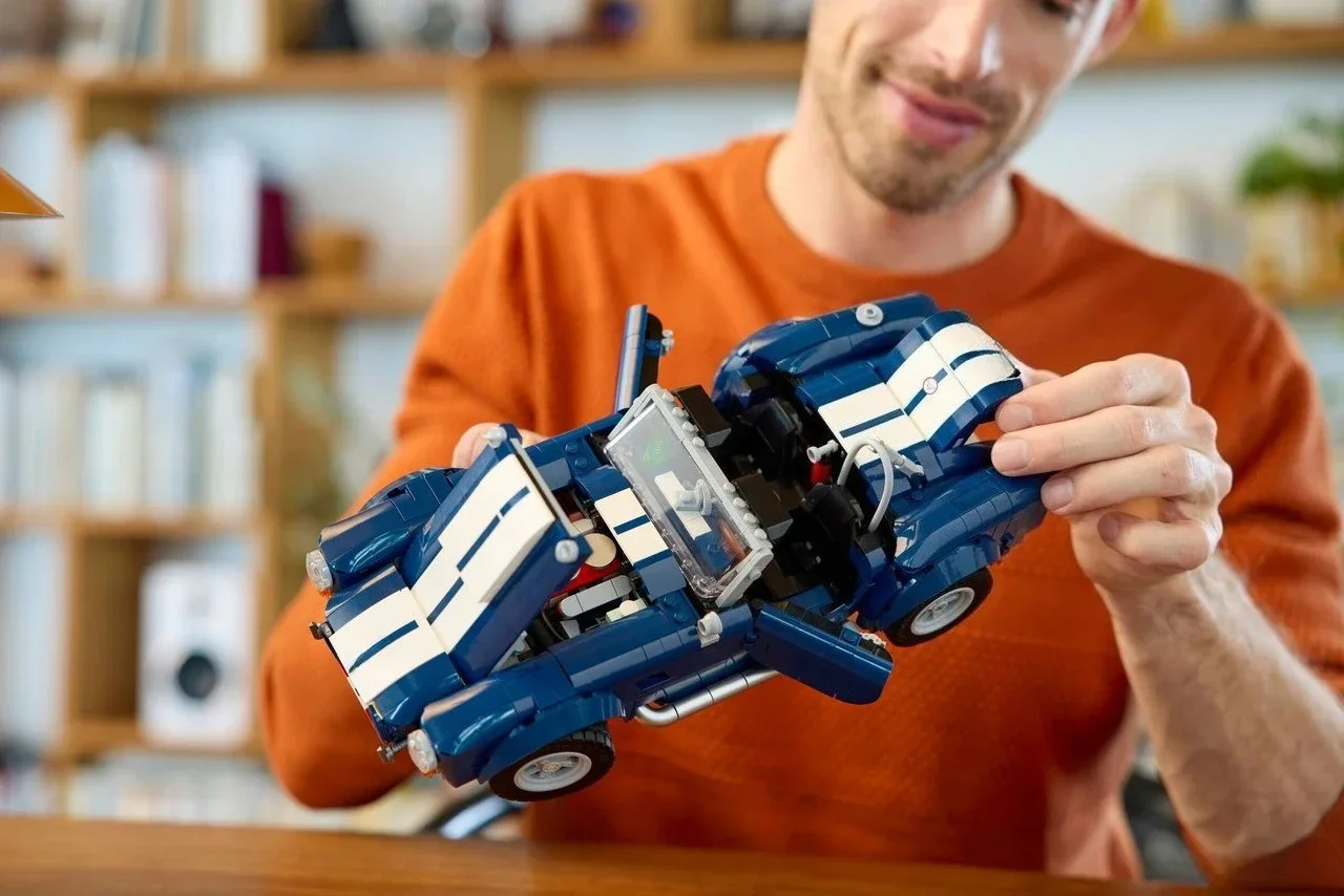 

Новинка 2026 года: Конструктор COBRA Technic (1241 деталь) - совместим с 10357, набор для сборки суперкара, коллекционная модель для демонстрации