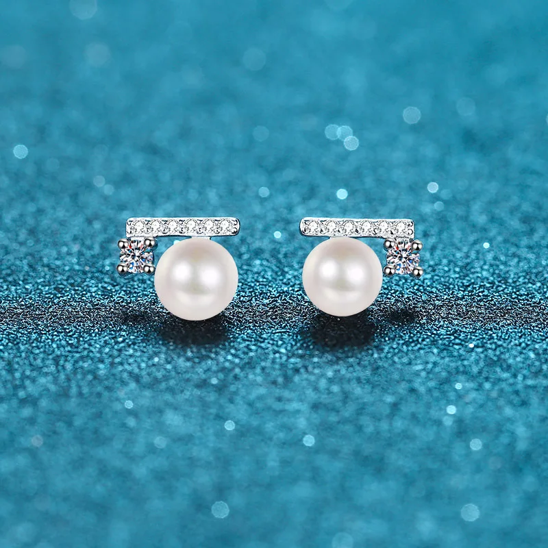 

18K Gold Inlaid with 6mm Freshwater Pearl, 21.6-point Pt950 Platinum Moissanite Earrings, Fashionable and Simple Style Earrings