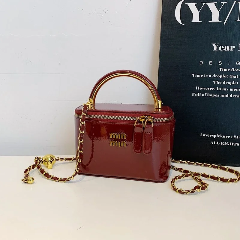 

Stylish Minimalist Unique Vintage Fashionable Tote Bag With Letter Logo And Large Capacity For Casual Women Commuter Use