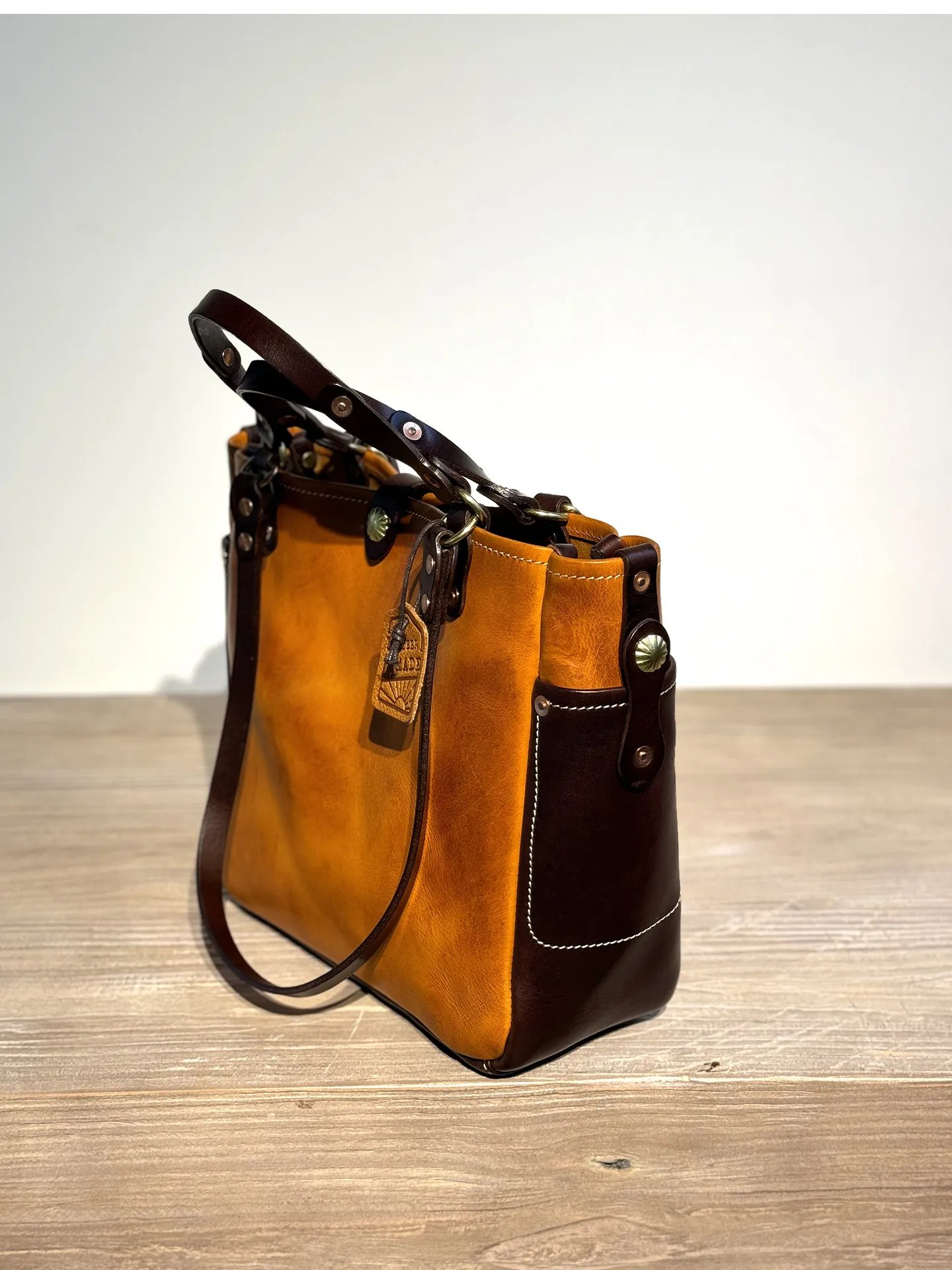Vintage Designer Handgefertigte Arbeits-Tragetasche aus pflanzlich gegerbtem Rindsleder für Herren, Business Casual Luxus Naturleder Handtasche – Detail 12