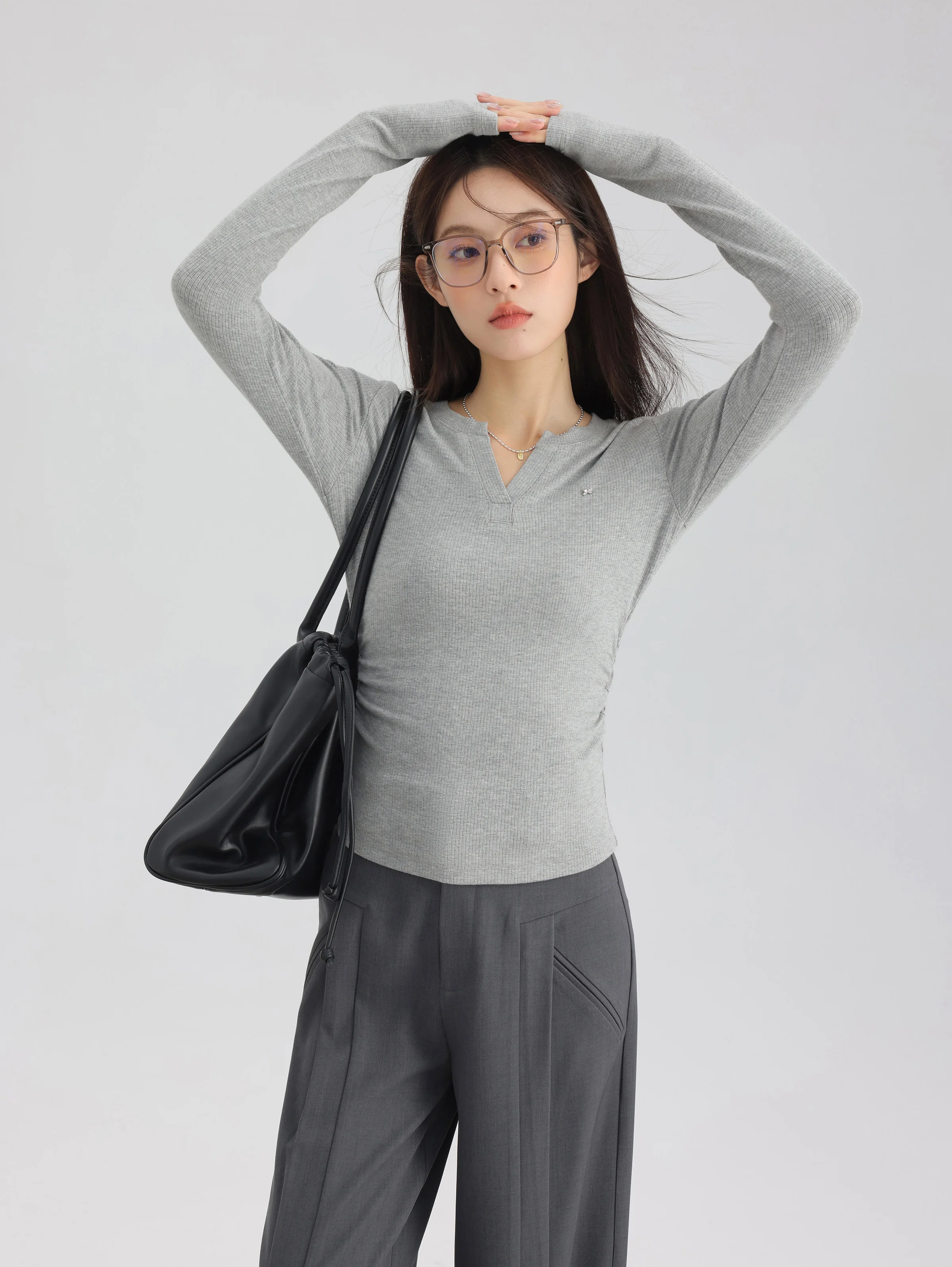 Camiseta feminina slim fit com decote em V, manga comprida elástica, elegante, camada de base de malha cinza, roupa para outono, casual, uso diário