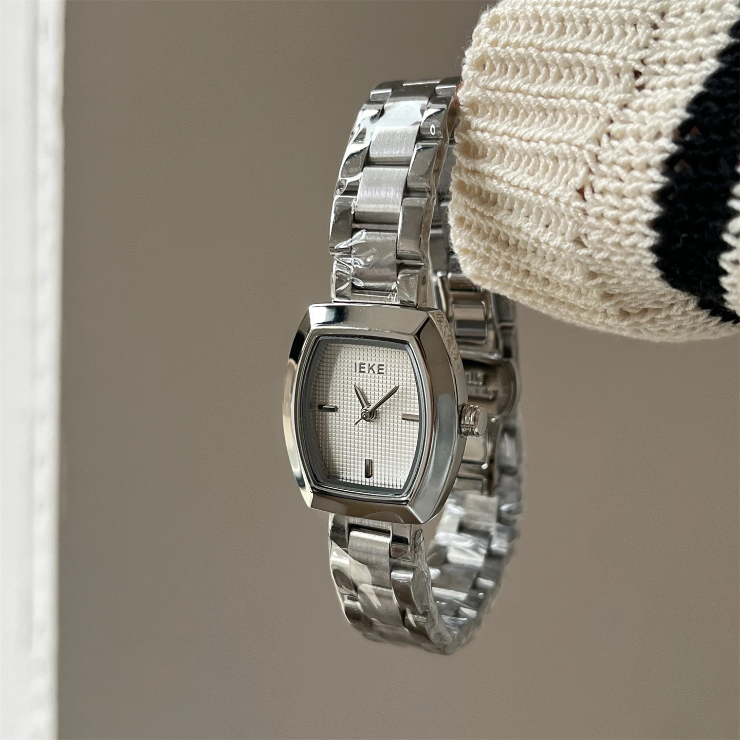 

Premium sense light luxury exquisite design barrel-shaped watch women's workplace commuter pointer quartz watch