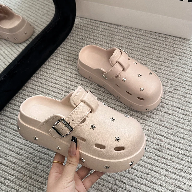 Sommerliche Damen-Plateau-Mules mit Sternen-Nieten und geschlossener Zehenpartie – Rutschfeste Freizeitschuhe für den Innen- und Außenbereich, Alltag, Strand und Urlaub – Detail 7