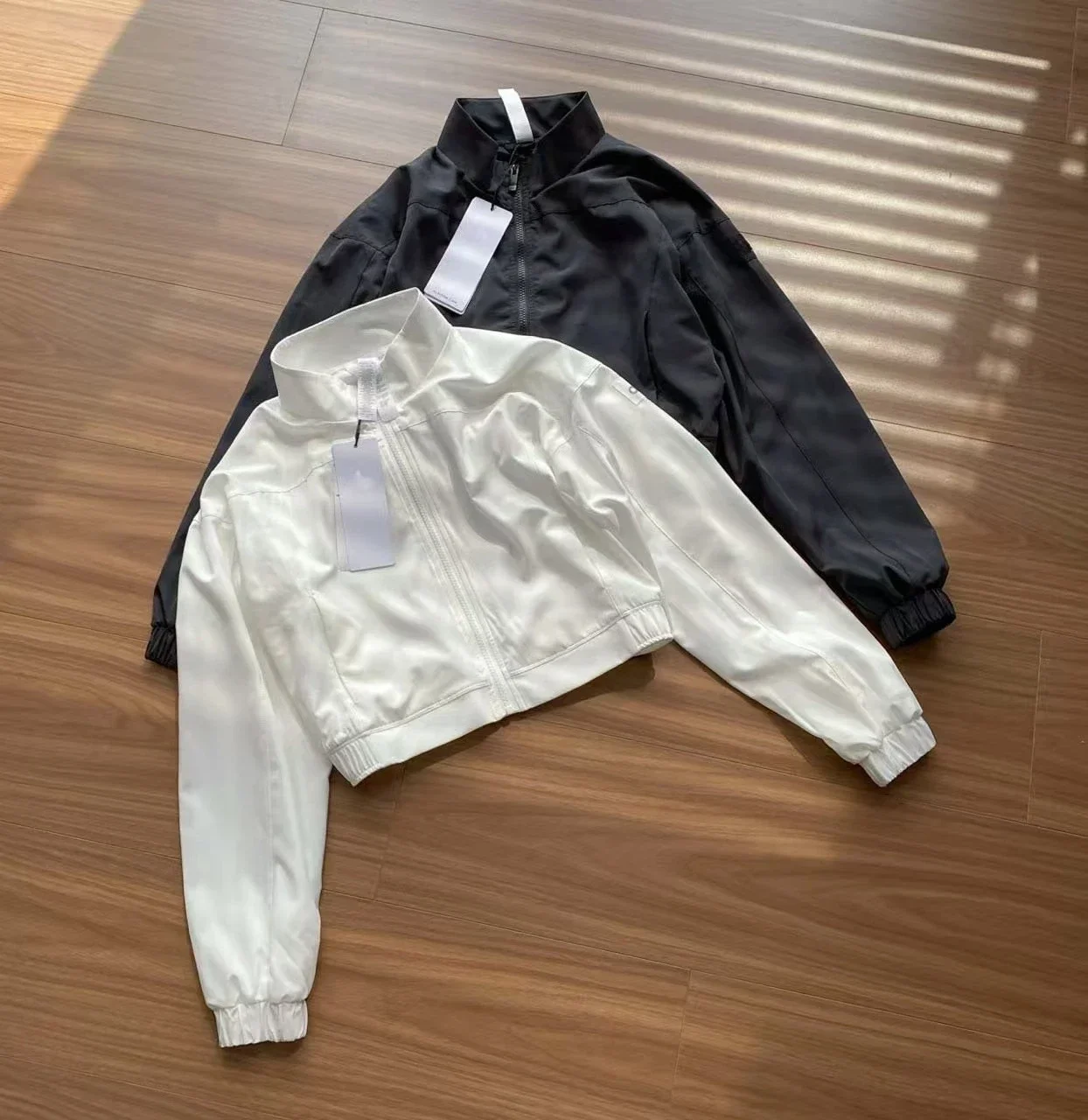 

Ло Повседневная короткая куртка с воротником-стойкой Женская весна-осень Новый стиль Модная короткая куртка с воротником-стойкой на молнии с длинными рукавами