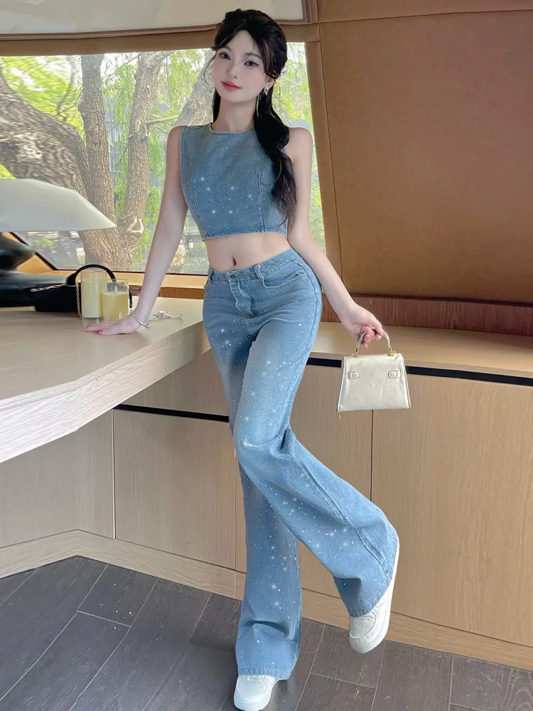 

Комплект из двух предметов: топ-безрукавка с круглым вырезом и брюки с высокой талией прямого кроя в стиле ковбойской моды для смелых девушек.