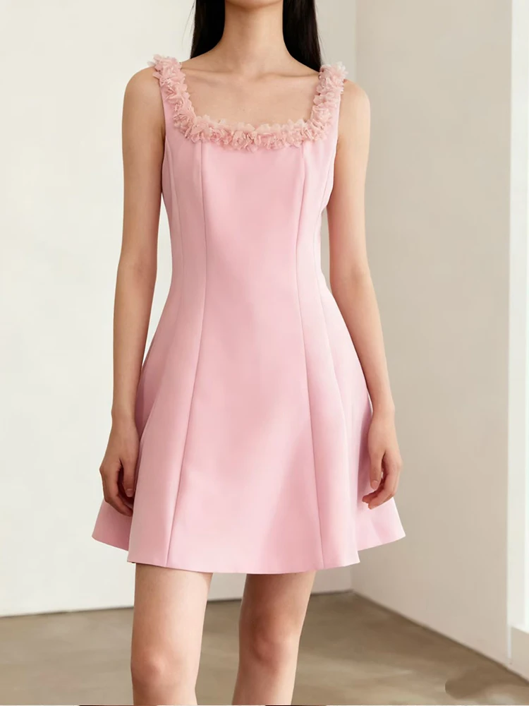 

Летом 2023 года появится новое трехмерное платье без рукавов с квадратным воротником и бисером, модное короткое платье с талией.