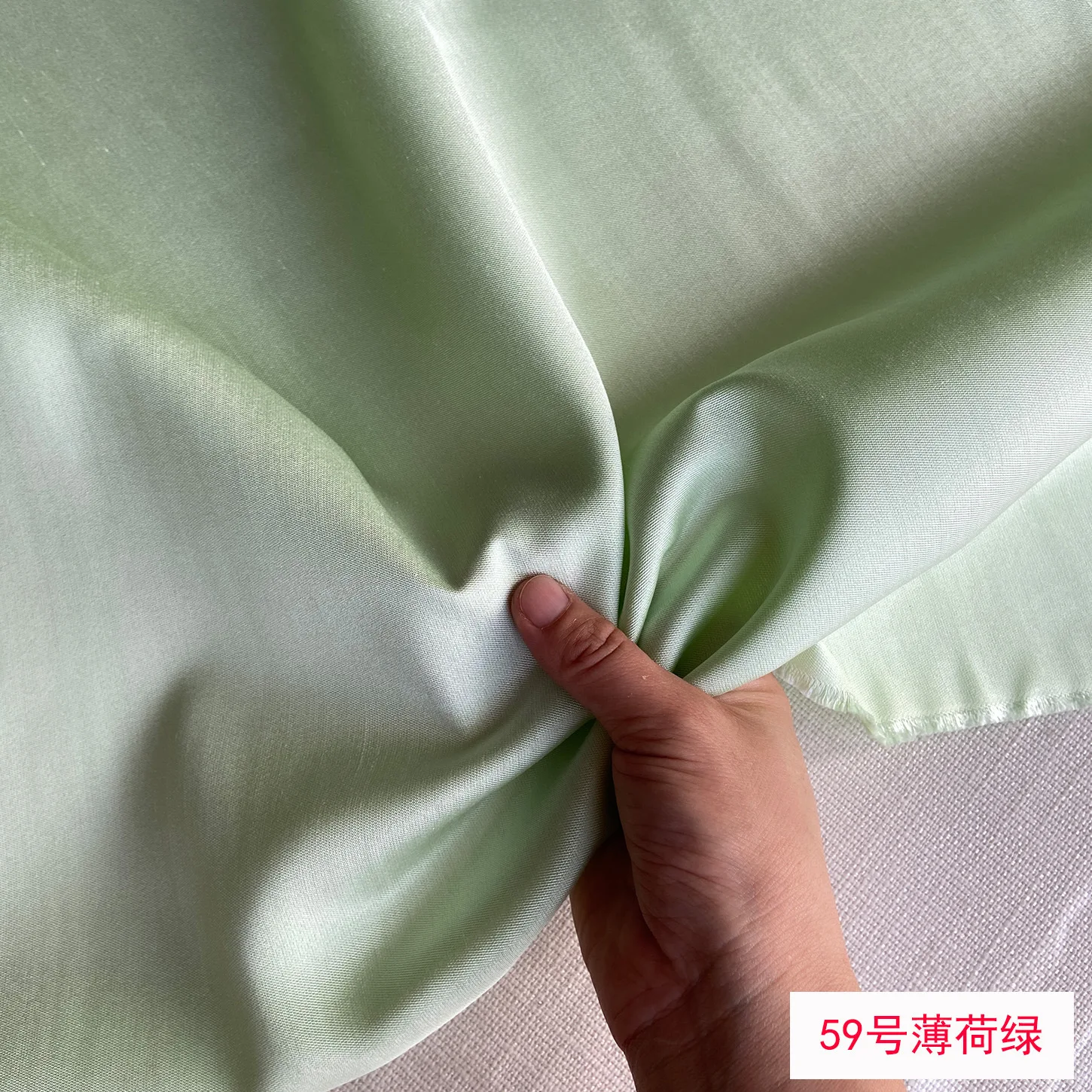 138CM Wide 32MM Silk Wool Fabric Not Clear Slightly Glossy Surface Breathable and Comfortable