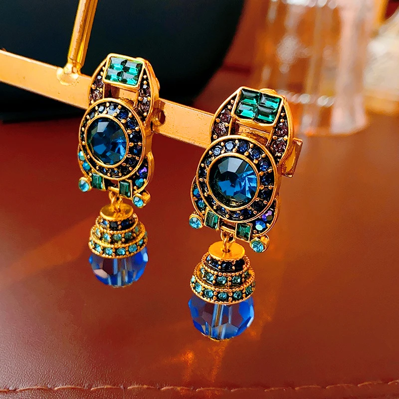 

Vintage Ear Clips, Retro Diamond-encrusted Blue Crystal, Fashionable and Versatile Earrings, Light Luxury and High-end Earrings