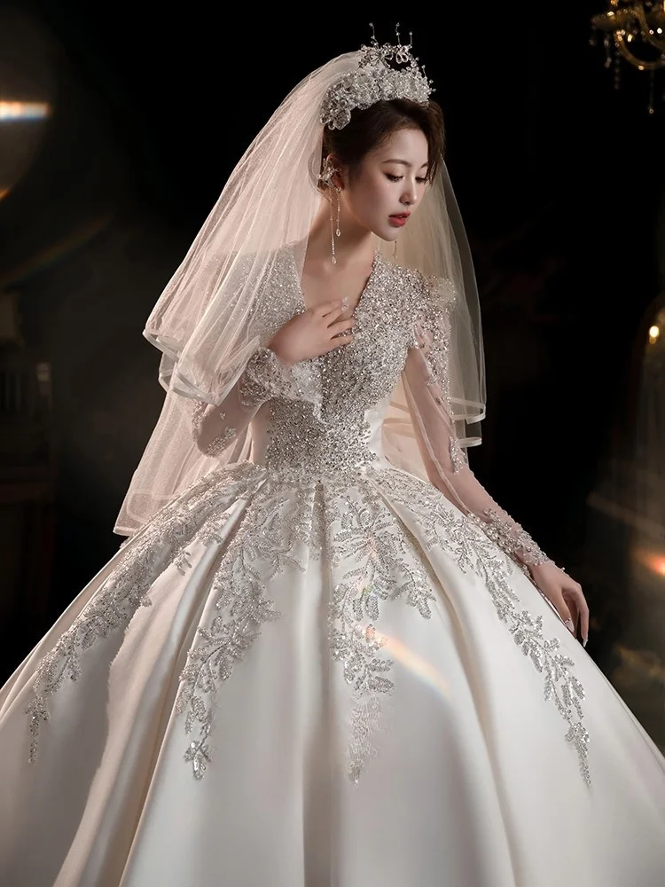 

A new luxurious and heavy-duty long-sleeved dress with large tail main fabric