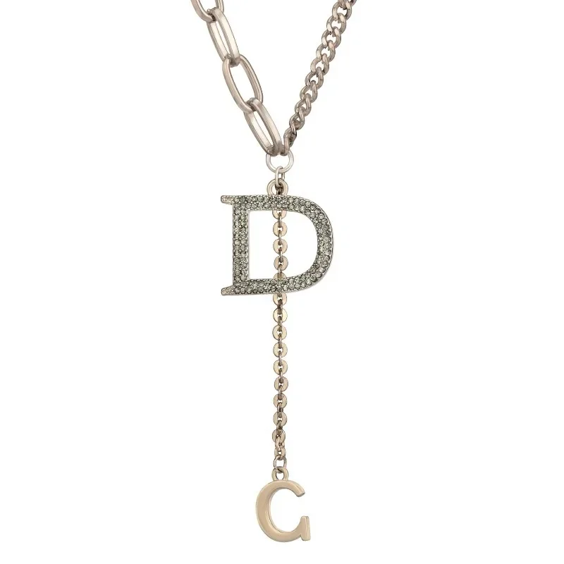 Um colar feminino multifuncional com franjas de letra D, corrente de clavícula e corrente de suéter