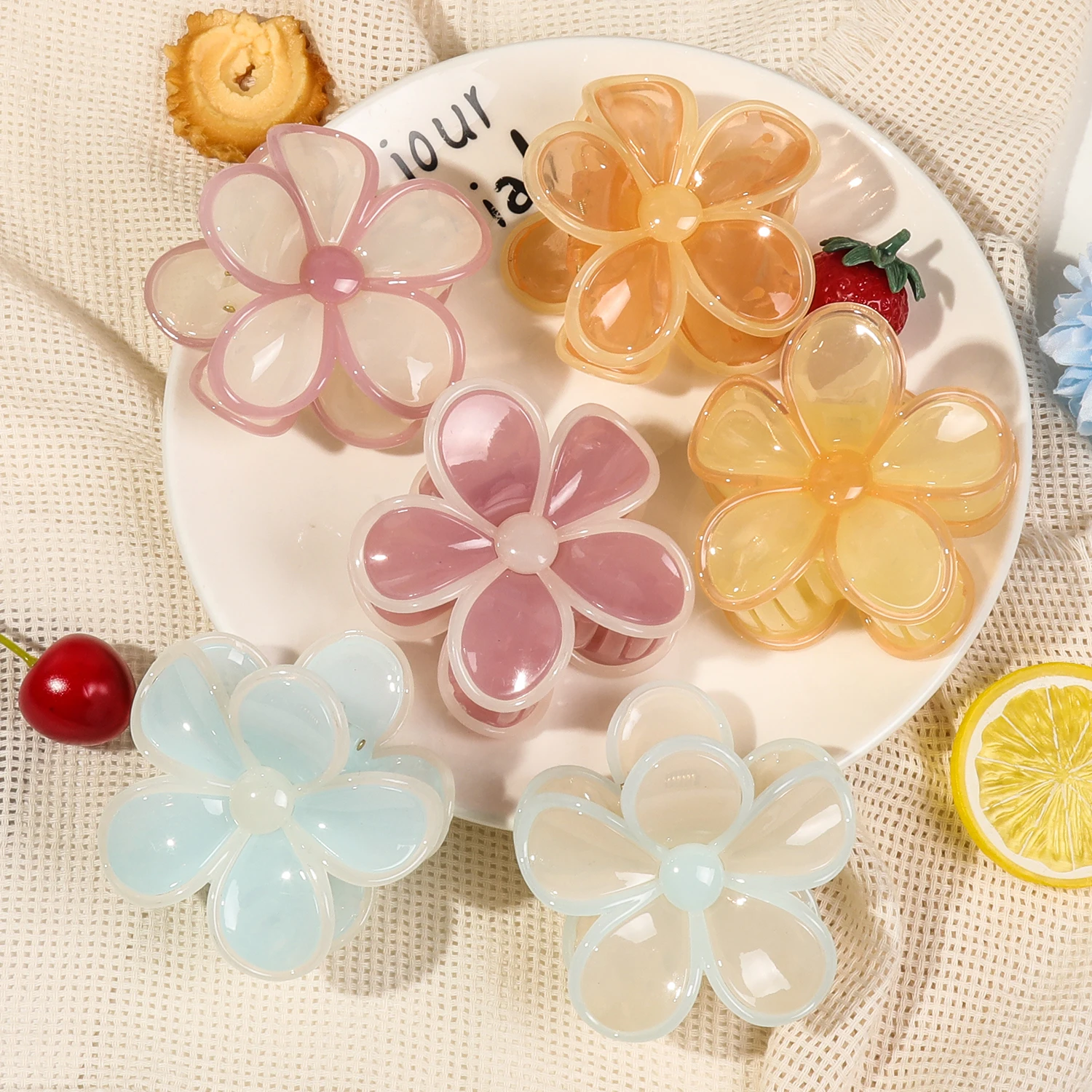 

Summer Pearl Jelly Hair Claw Clip Vintage Frangipani Floral Design for Women Boho Hair Accessories Beach Wedding Gift