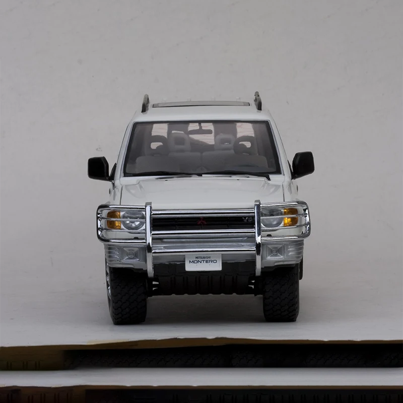 Diecast 1/18 Scale Pajero Montero3.5 V6 1227# Simulation Alloy Static Car Model Sports Car Ornaments Collection Display Gift