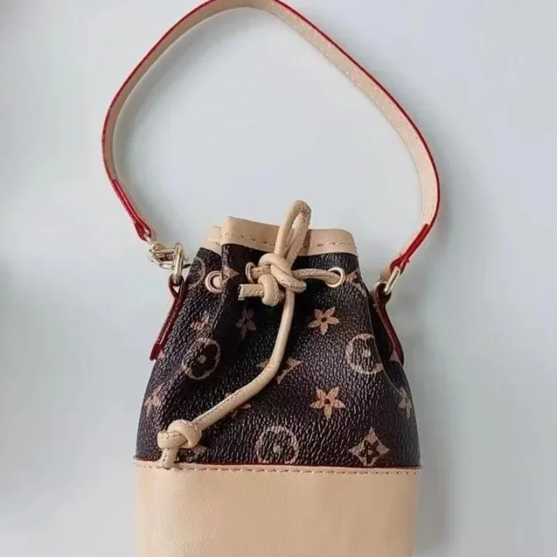 Mini Reading Bucket Bag Pendant Red Envelope Headset Chartered Keychain Bag Live Best Selling Explosions Cute Wallet