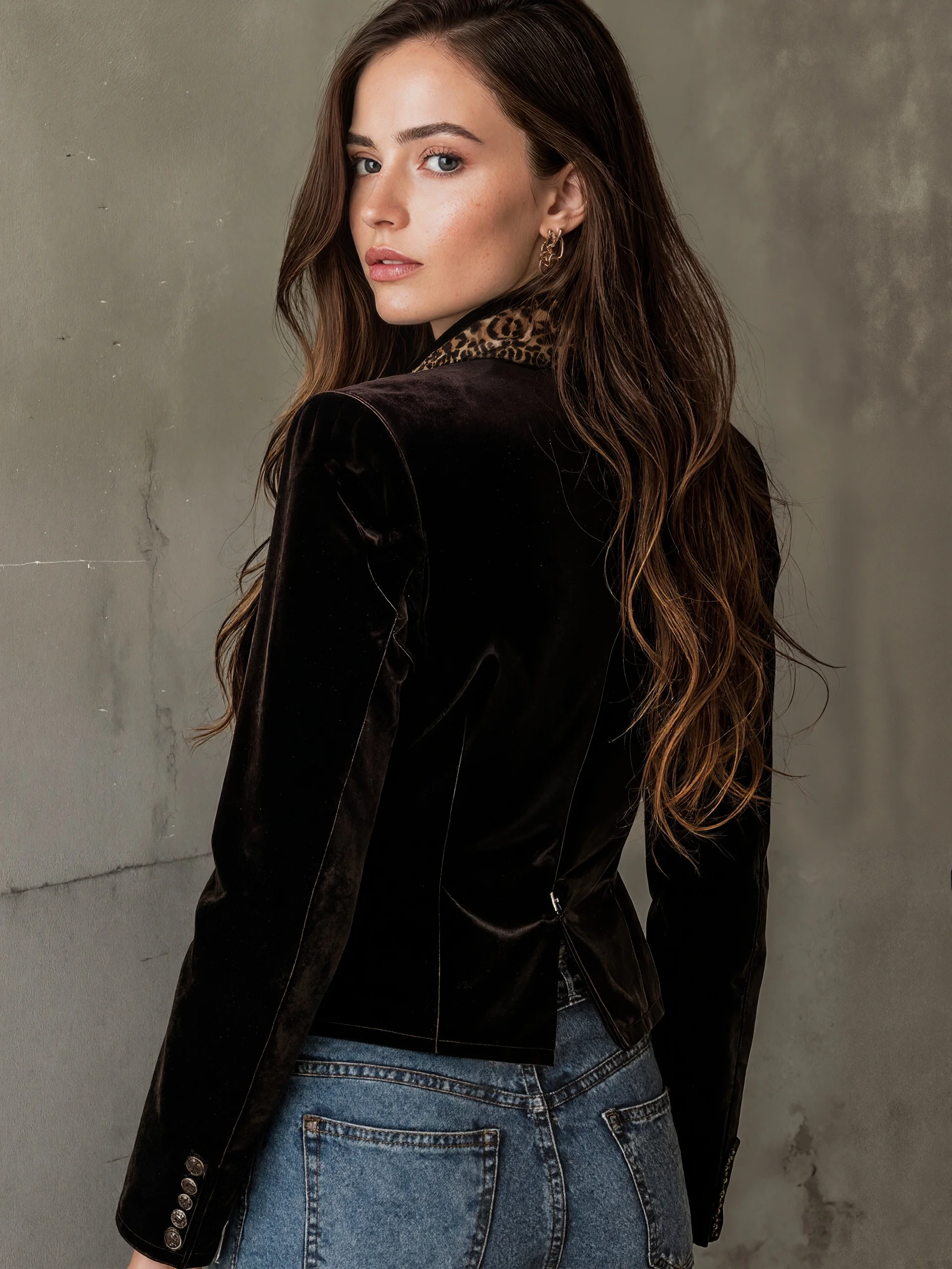 Kurtka w panterkę damska, krótki płaszczyk z aksamitu, kołnierz z klapami, dopasowany krój, zapinana na jeden guzik, elegancka w stylu vintage, idealna dla bizneswoman, moda jesienna 2025