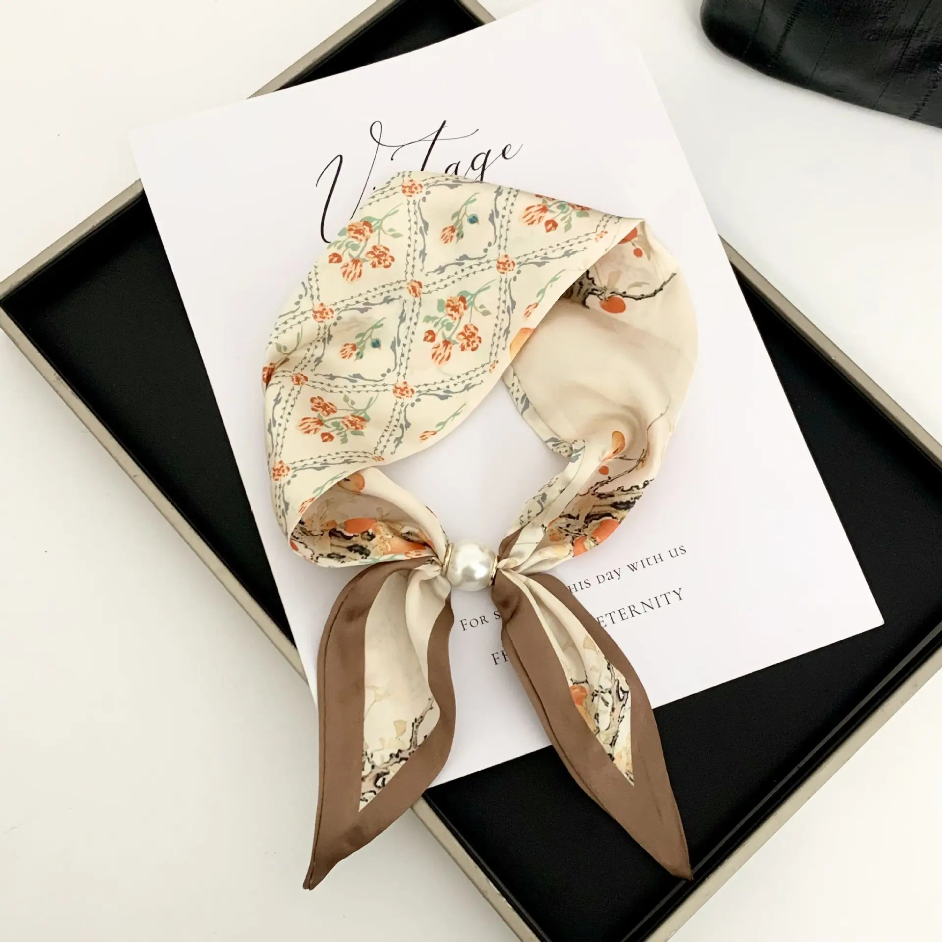 Cashew Flower zijden sjaal Moeiteloze sleutelbeenketting Nekwarmer met parelketting Sjaal met magnetische sluiting - afbeelding 1