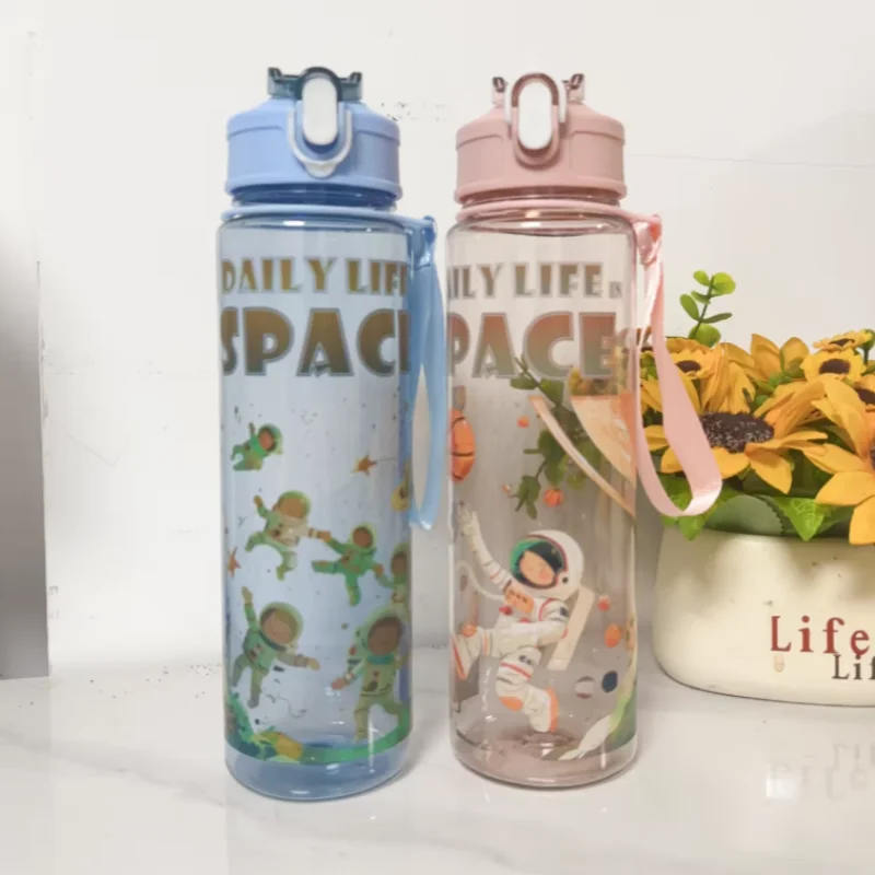 Moda 750ml Astronauta Tema Tazza d'acqua Cartone animato con cordino Tazza di paglia di plastica con cannuccia Bicchiere di plastica per bambini