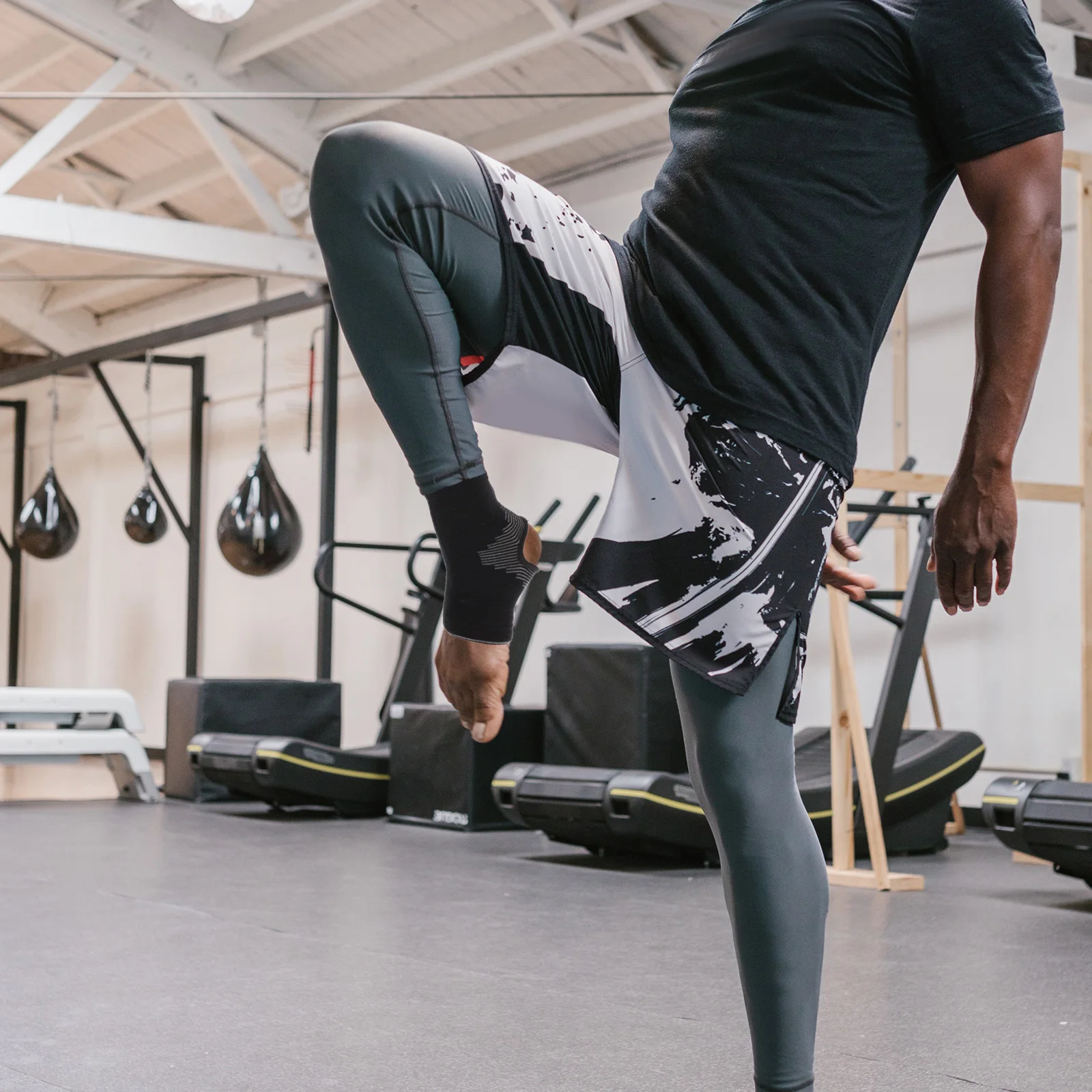 

2Pcs Breathable Foot Protector Gear Lightweight Comfortable Footwear Support for Karate Boxing Outdoor Training Accessories