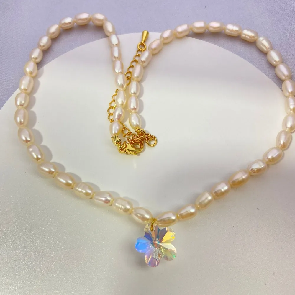 

Gentle Freshwater Pearl Strand Necklace Neon Stone Flower Charm Necklace Temperament Versatile Light Luxury Clavicle Chain