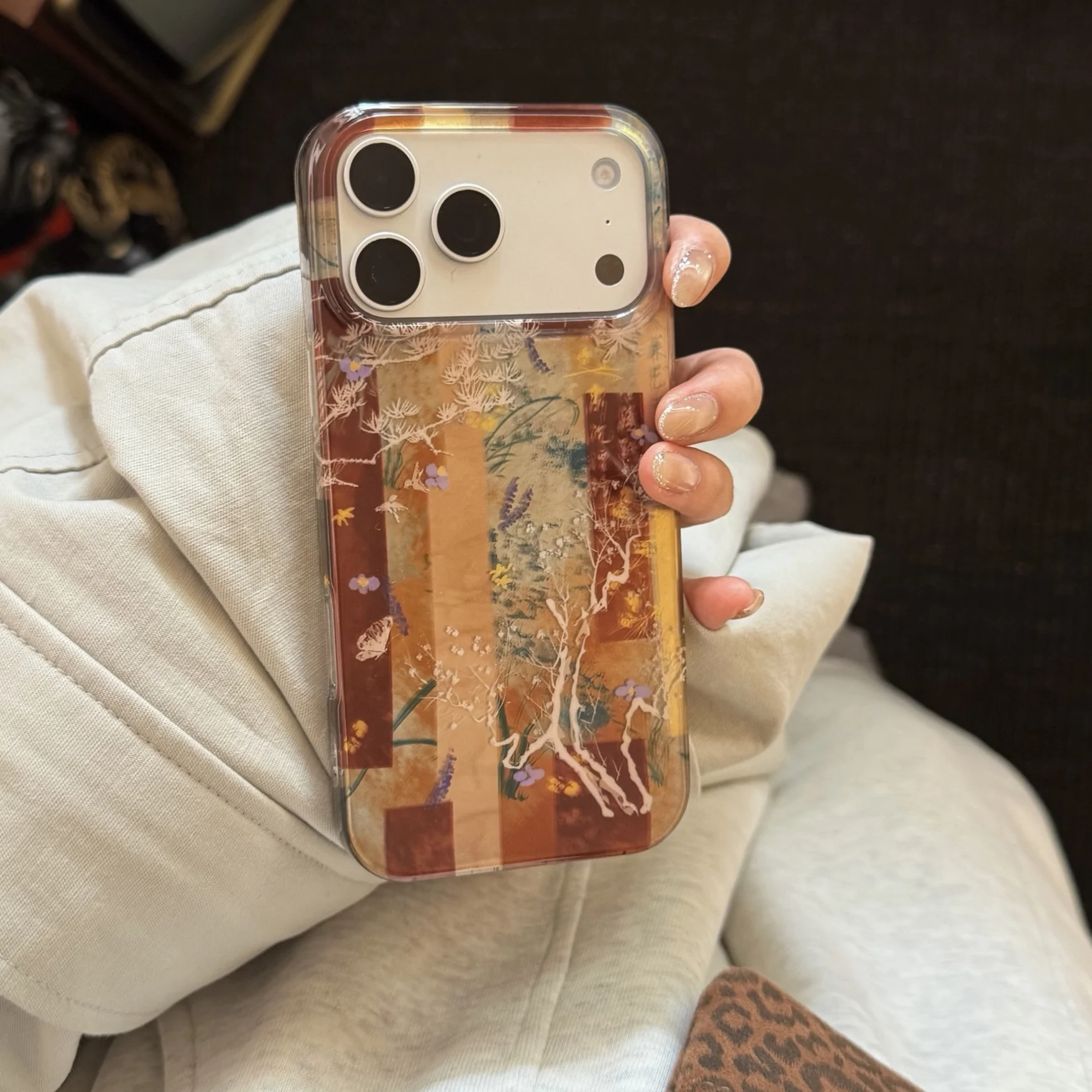 Orientalische, kunstvolle, florale Retro-Handyhülle mit aufwendigen Pflanzen- und Schmetterlingsmotiven für iPhone 18 17 16 15 14 13 Pro Max Rückseiten-Handyhülle Capa – Detail 6