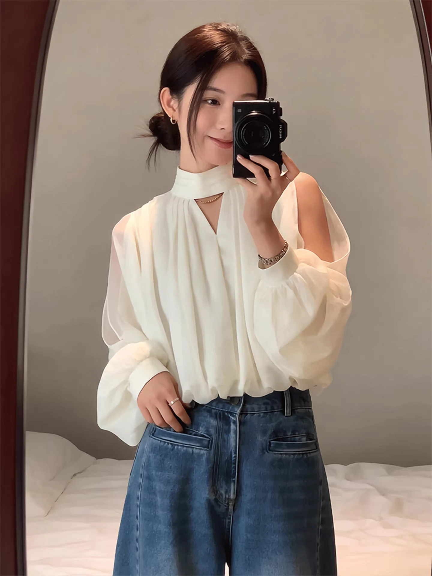 

Элегантная белая кружевная блузка женская весенне-летняя с рукавами-фонариками, ажурная, из шифона, с воротником-стойкой, с вырезами на плечах, с драпировкой