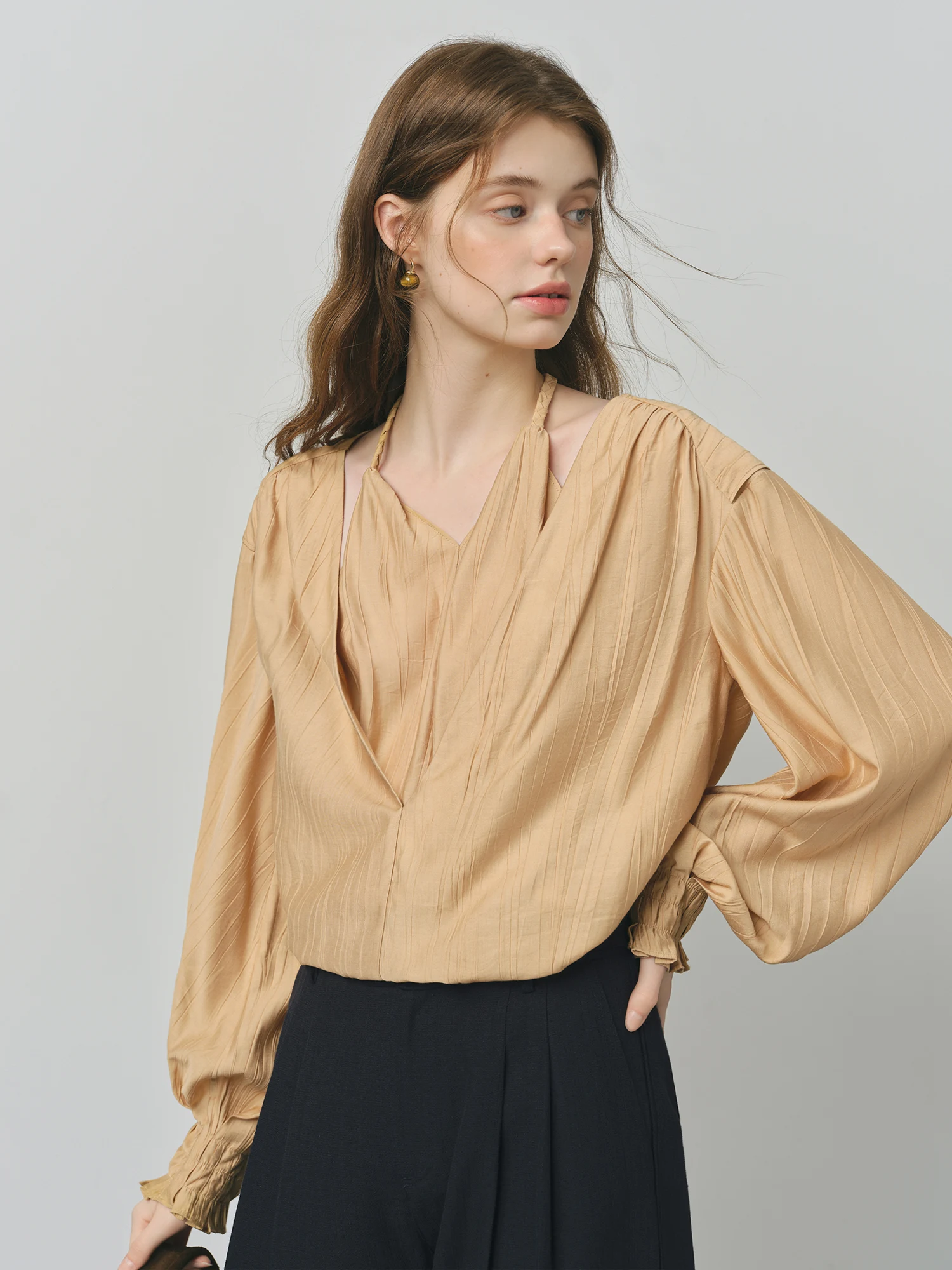 FSLE Style français licou cou faux deux pièces col en v texturé chemise femmes automne 2025 mode Design Unique haut 25FS13265