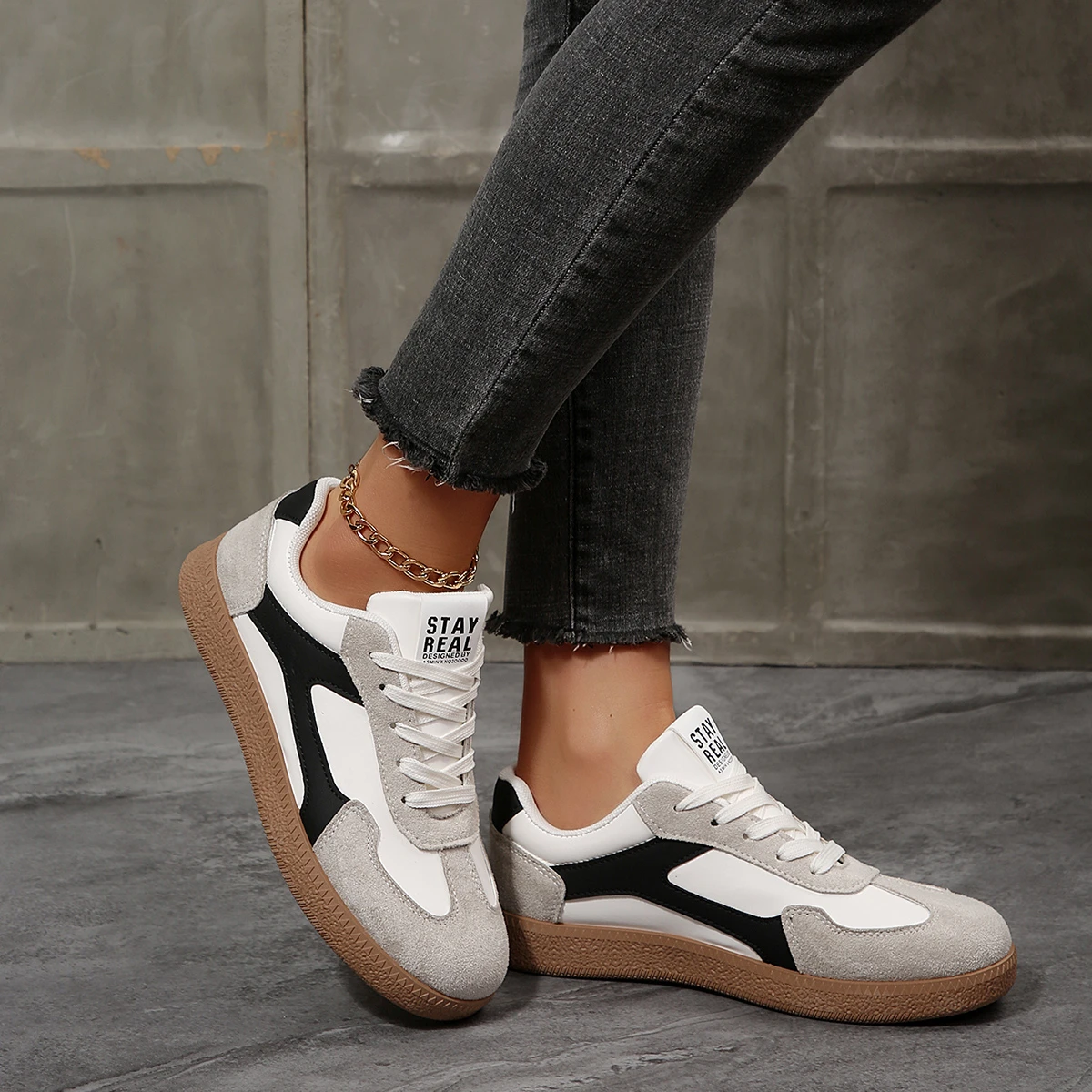 2026 Herbst Damenmode Wildleder-Sneaker mit Doppelschnallen-Metalldetails Leichte Atmungsaktive Bequeme Freizeitschuhe – Detail 4