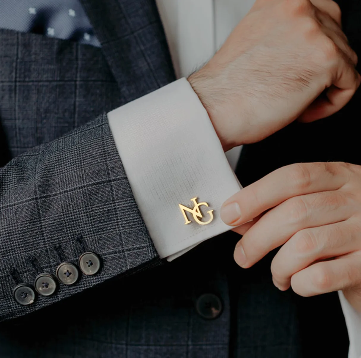 

Personalized custom stainless steel cufflinks with the first letter designed for the groom as an exclusive wedding gift