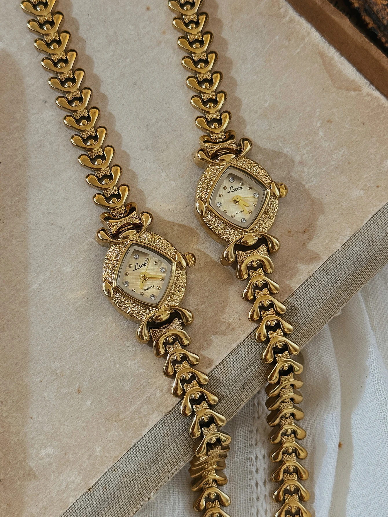 1 pièce de nouvelle montre pour femme haut de gamme vintage en or de style français avec bracelet en alliage de cuivre, élégante et de niche, avec un sentiment de sophistiques, à la mode, simple, luxueuse, en ligne, populaire, haut de gamme