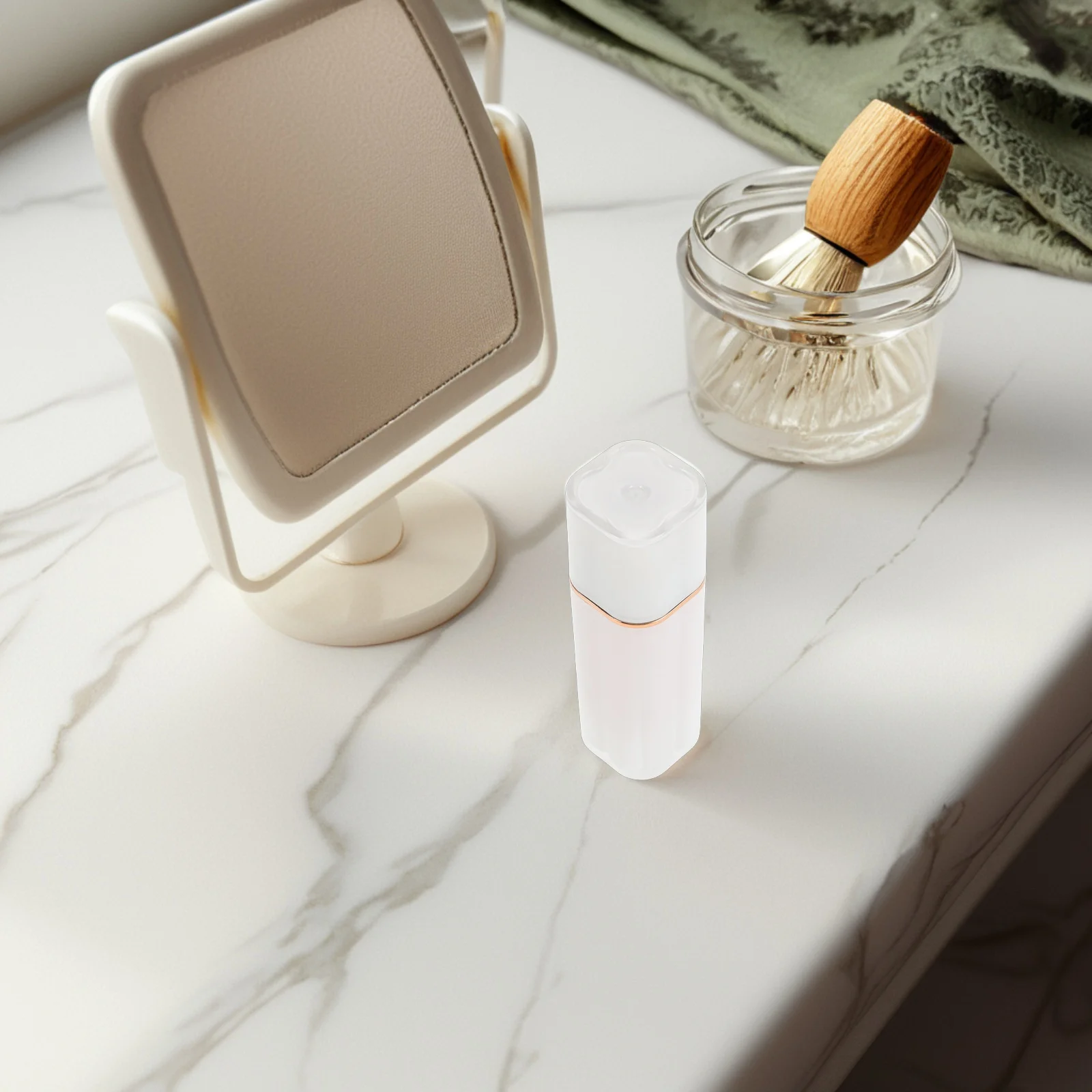 Leeg navulbaar lippenstiftbuisje met vierbladig ontwerp voor het zelf maken van lippenbalsem en lipgloss, draagbare plastic PP-container, make-up sub-tube tool