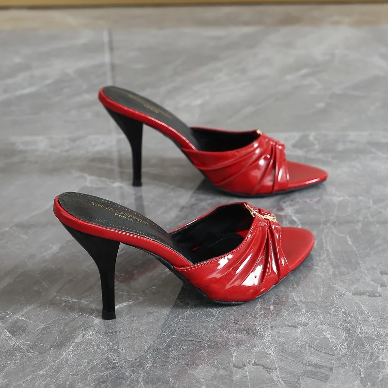 

Высокие каблуки, новинка 2023 года, летние новые плиссированные тапочки с острым носком, металлические модные сексуальные роскошные банкетные сандалии с открытым носком, высота каблука 9 см