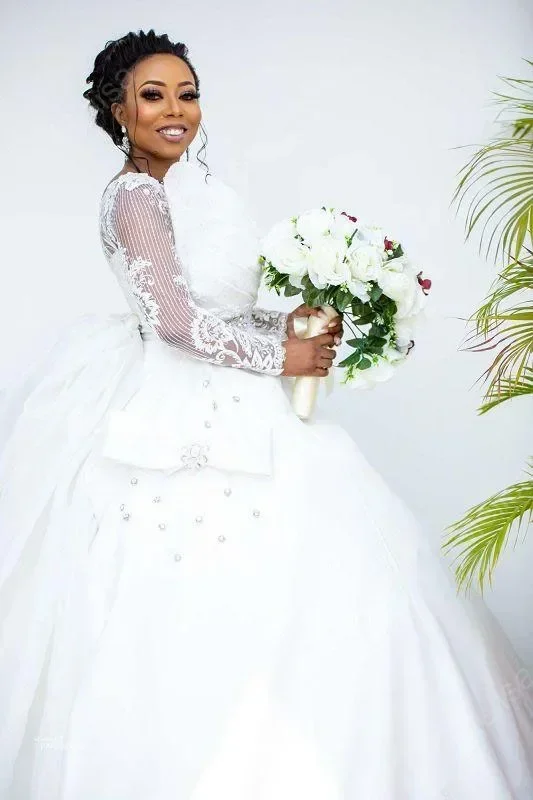 Abiti da sposa personalizzati con scollo rotondo e applicazioni in pizzo, abiti da ballo gonfi, strascico da cattedrale, maniche lunghe in raso, abiti da sposa