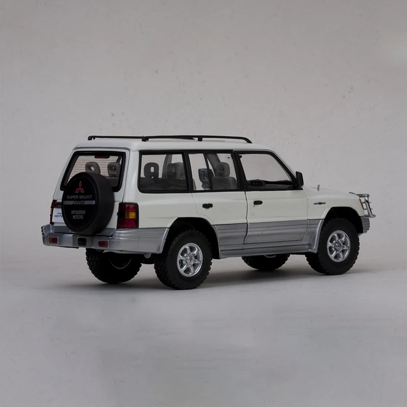 Diecast 1/18 Scale Pajero Montero3.5 V6 1227# Simulation Alloy Static Car Model Sports Car Ornaments Collection Display Gift