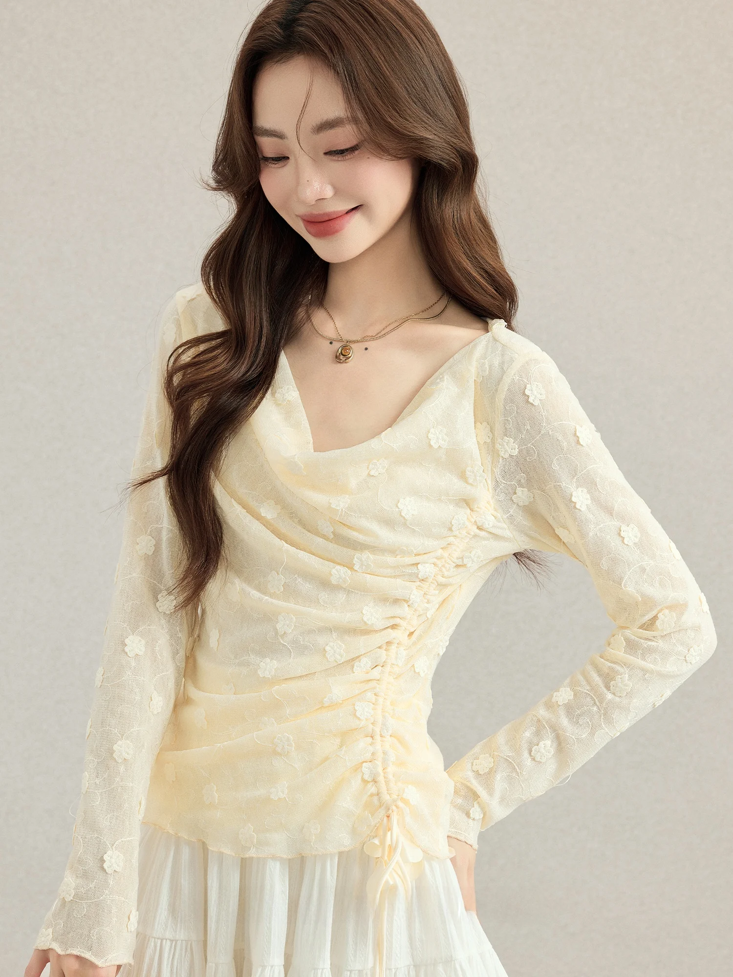 

Желтая женская футболка с цветочным принтом и длинным рукавом, осенний дизайн, с кружевной отделкой на талии, приталенная, милый топ