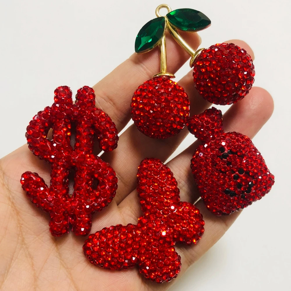 2 pezzi Felice Anno Nuovo Bling Rosso Pieno di Strass Cherry Dollaro Segno Sacchetto di Soldi Pendenti e Ciondoli Farfalla Artigianato Fai Da Te Spazzatura Cassa Del Telefono Decor